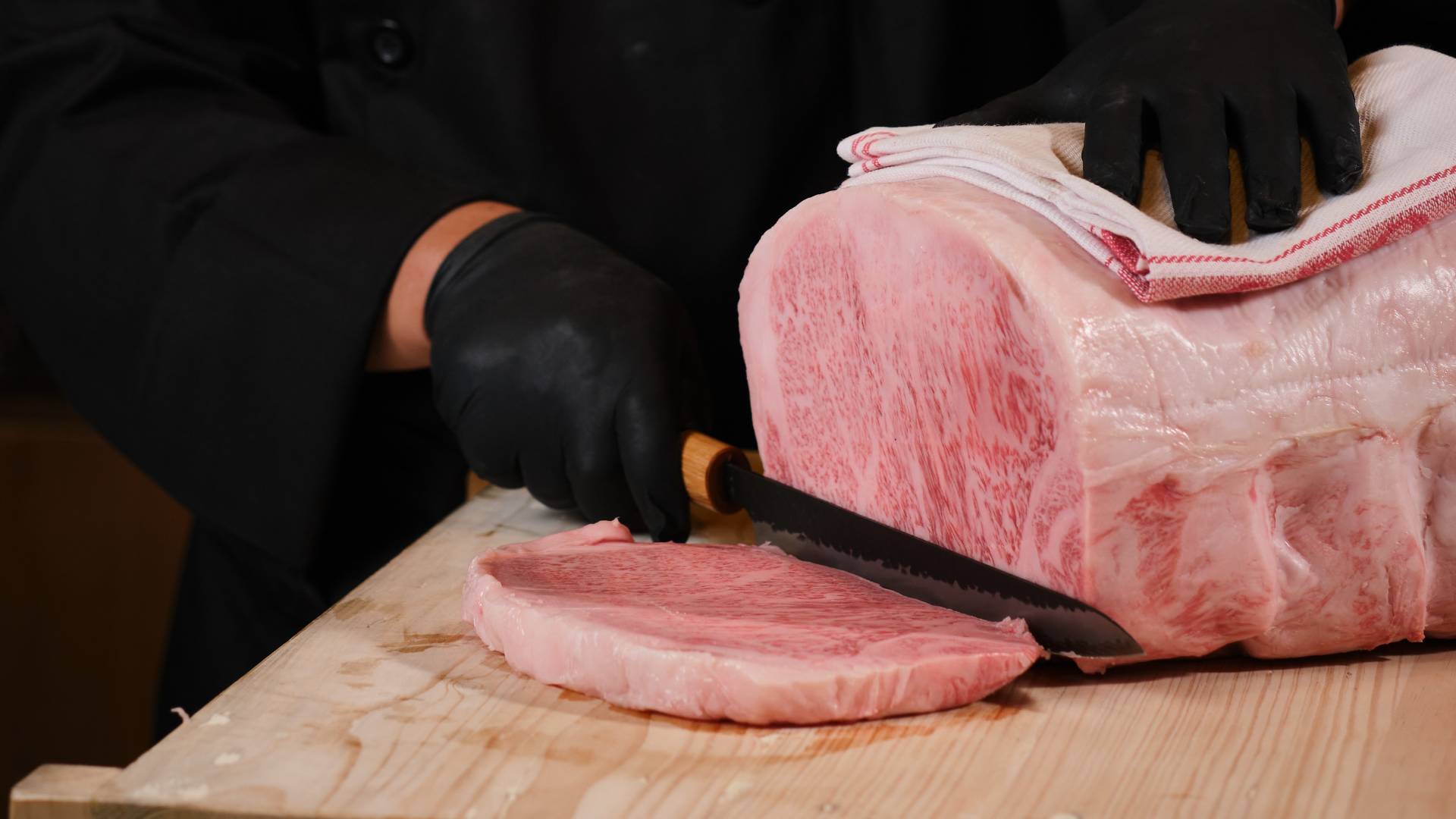 porzione wagyu A5 sirloin 100g su piatto, Giappone