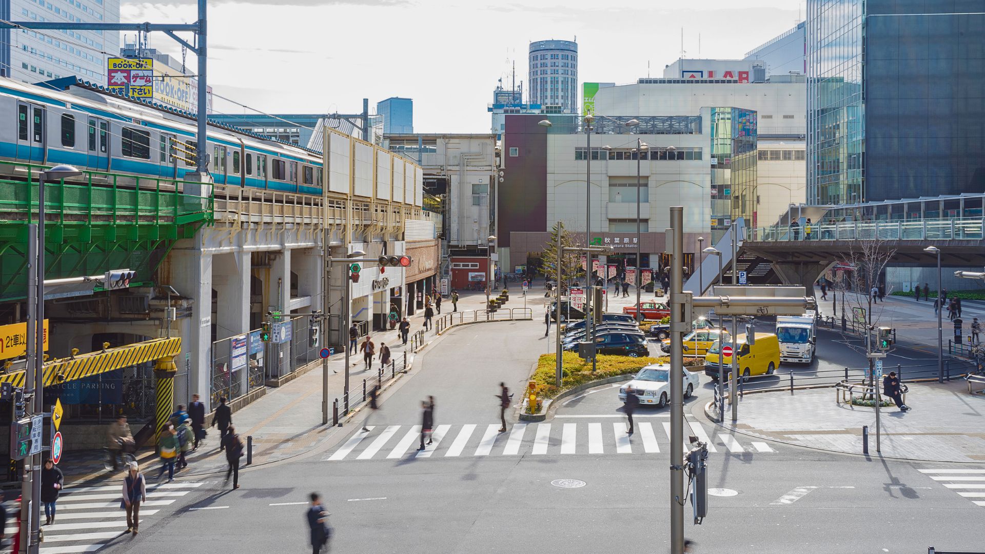 esterno storico dell'area della stazione Akihabara, ex Tokyo Radio Department Store