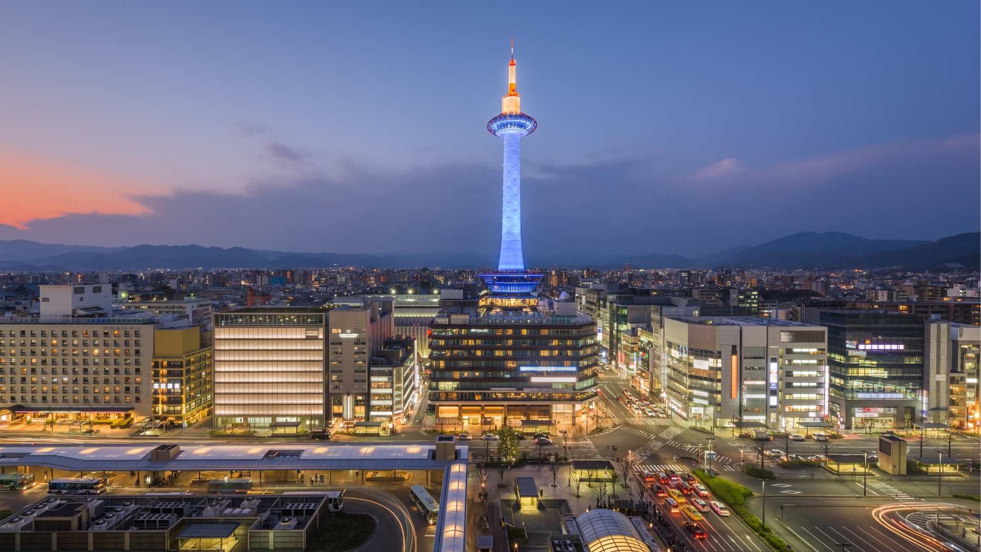 Kyoto Tower: il punto panoramico più controverso della città