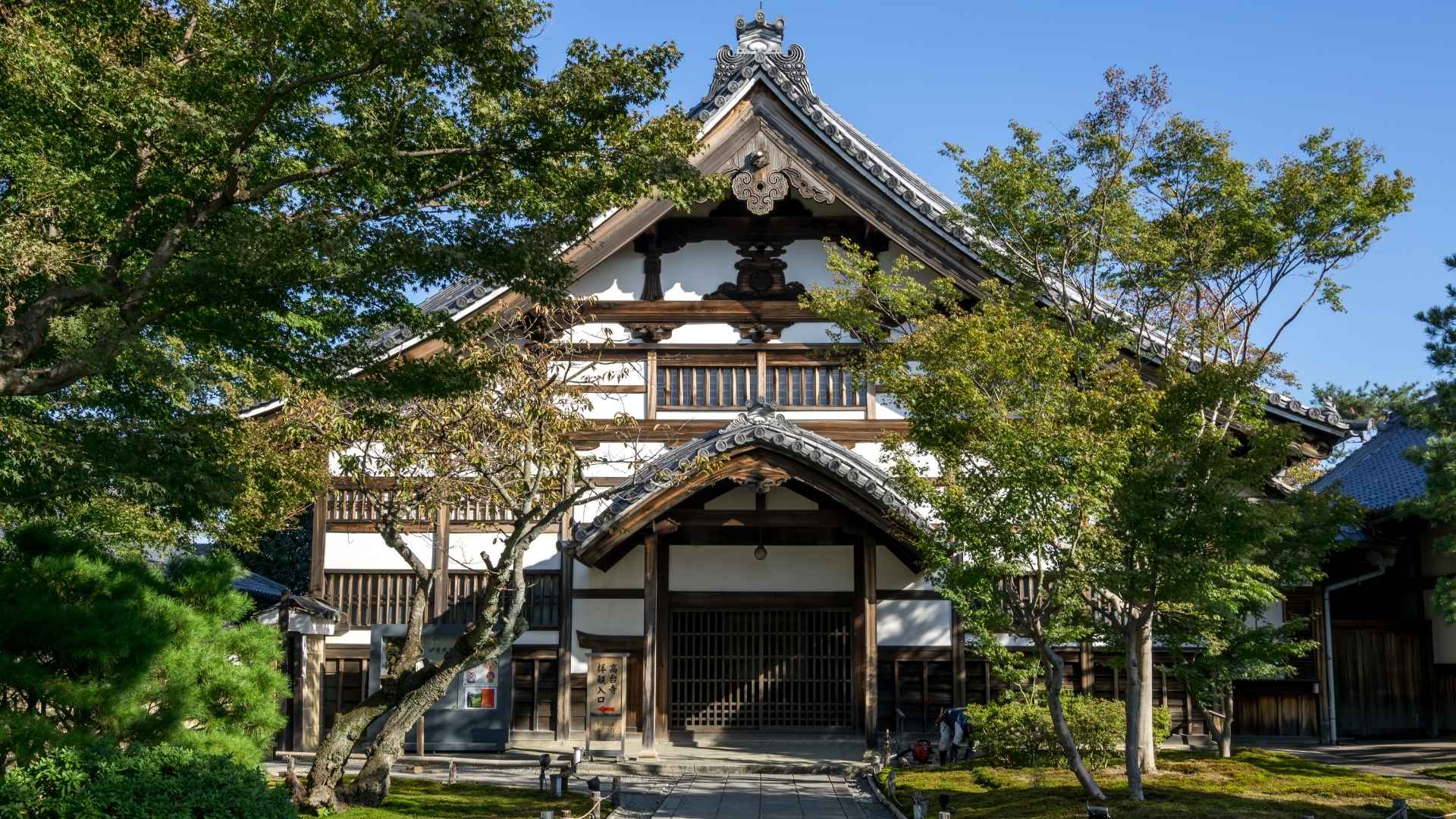 Kodaiji di Kyoto: Il Tempio tra Giardini Incantevoli e Spiritualità Zen